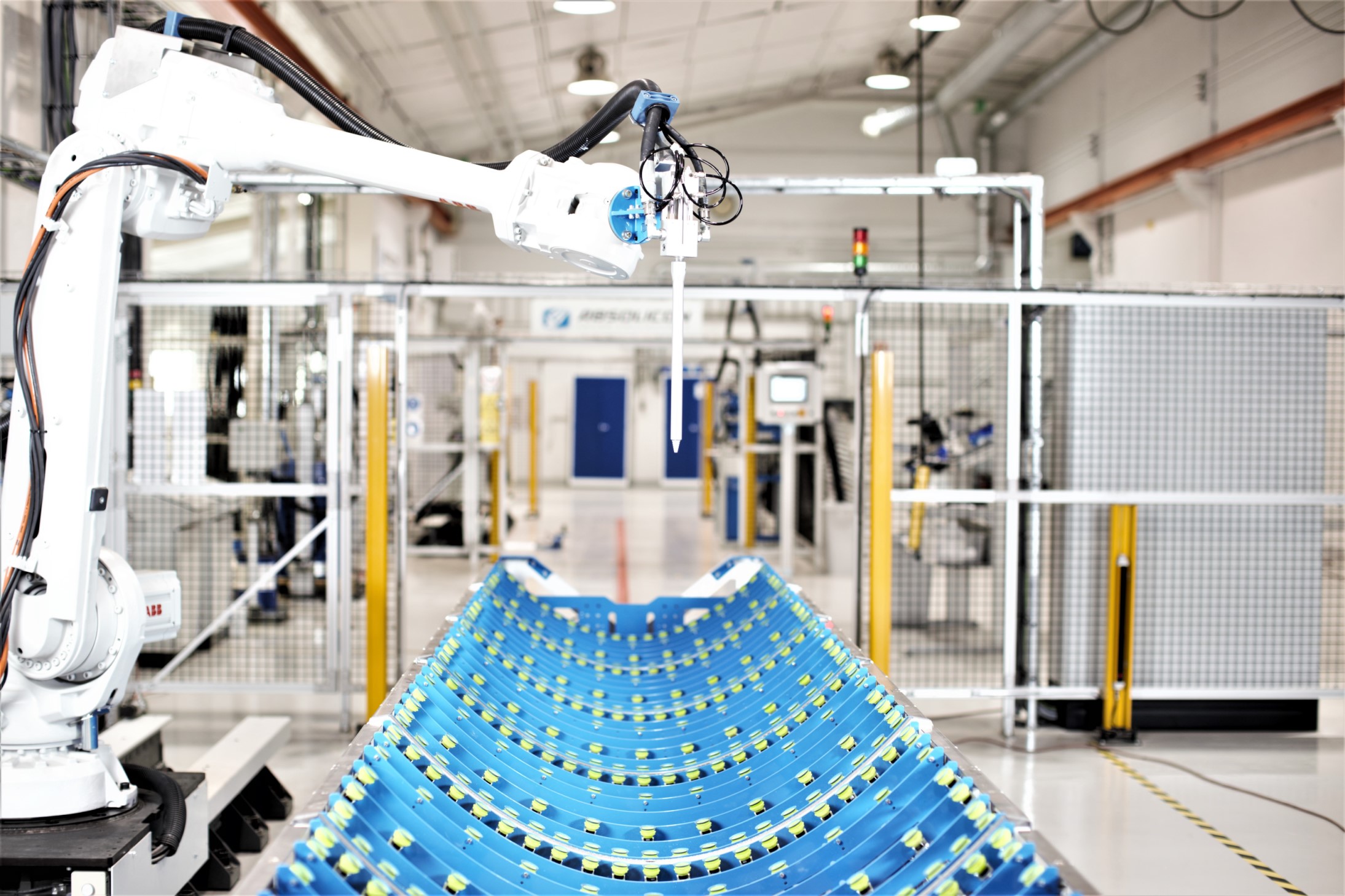 La línea de producción de Absolicon está controlada por un sistema de control de Siemens y se compone de dos células robóticas equipadas con robots ABB de seis ejes.