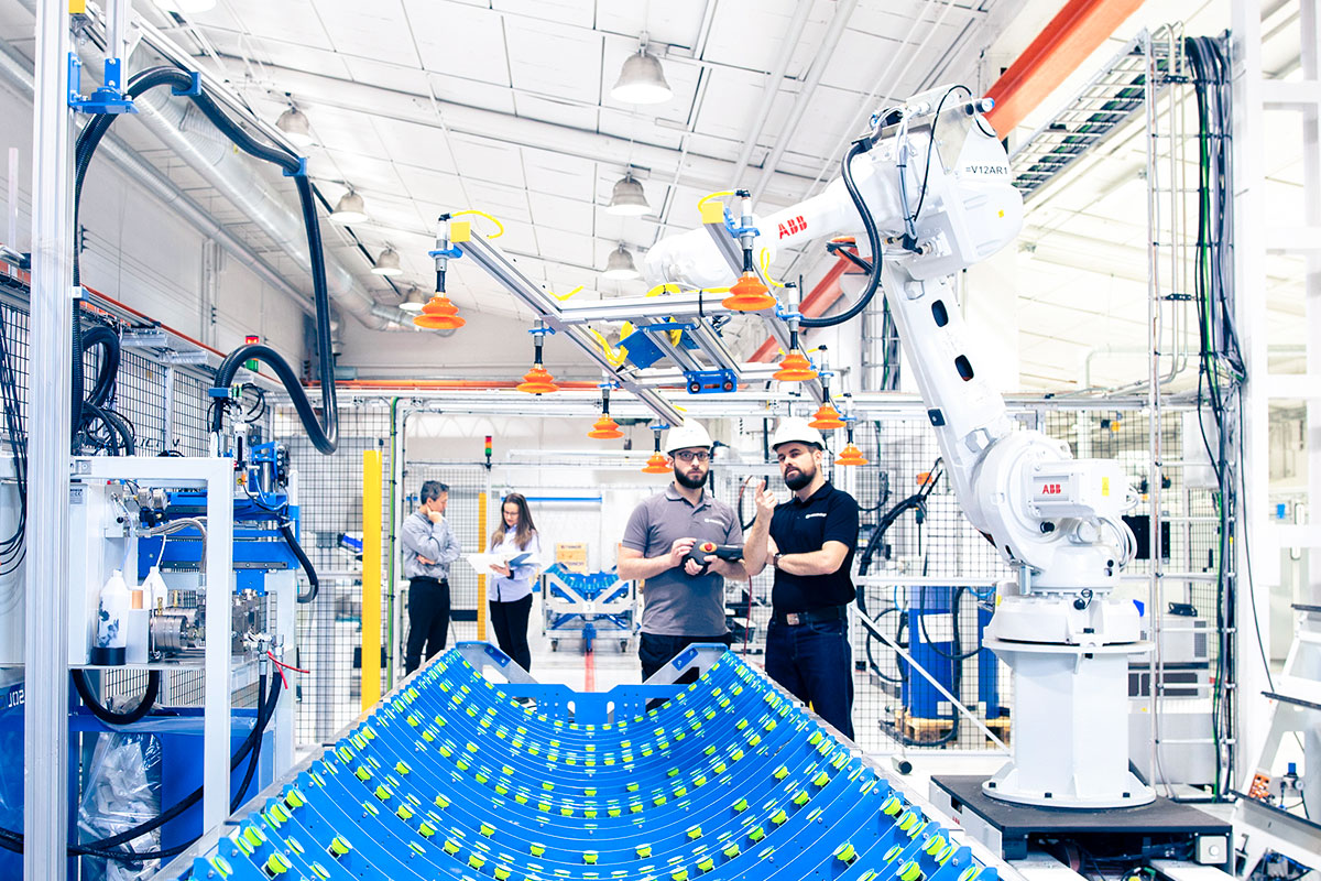 Robots de ABB en la Línea de producción de colectores solares Absolicon 
